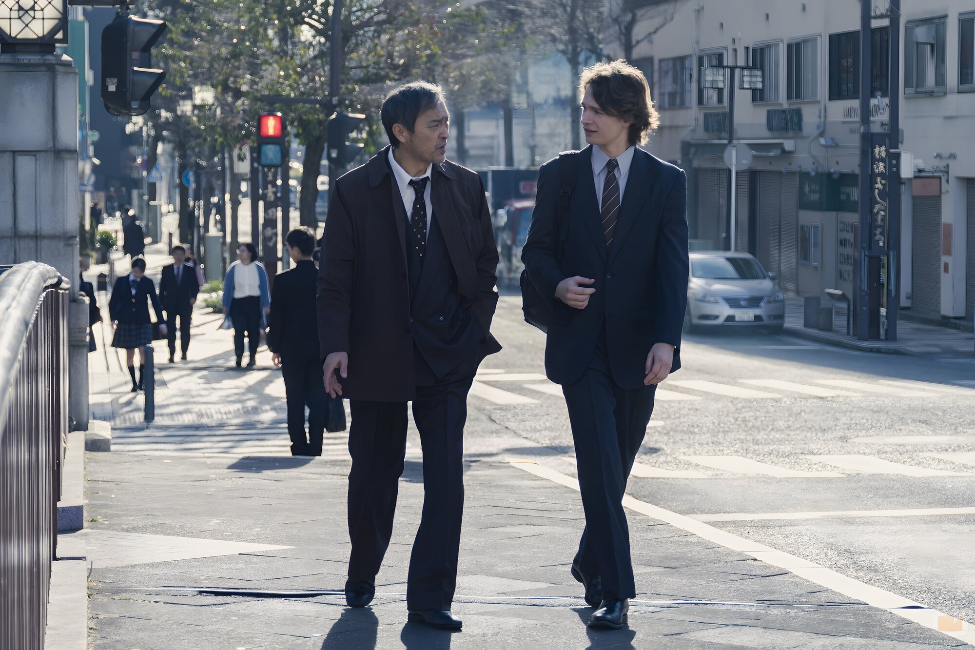 Ansel Elgort y Ken Watanabe en 'La enfermedad del gremio' de 'Tokyo Vice'