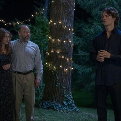 Jessica Hecht y Ansel Elgort en Capítulo 7 titulado 'La guerra en casa' de 'Tokyo Vice'