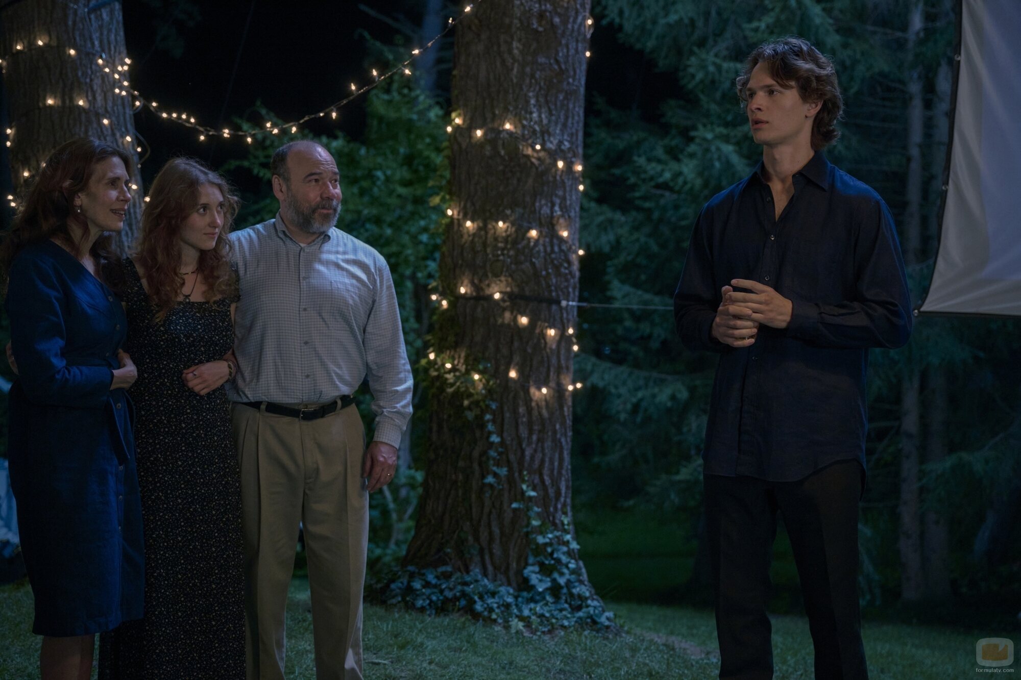 Jessica Hecht y Ansel Elgort en Capítulo 7 titulado 'La guerra en casa' de 'Tokyo Vice'