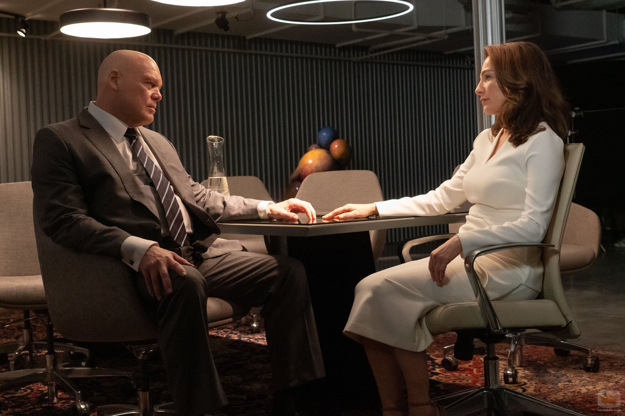 Vincent D'Onofrio y Ayelet Zurer en 1x01 titulado 'Media hora en el cielo' de 'Daredevil: Born Again'