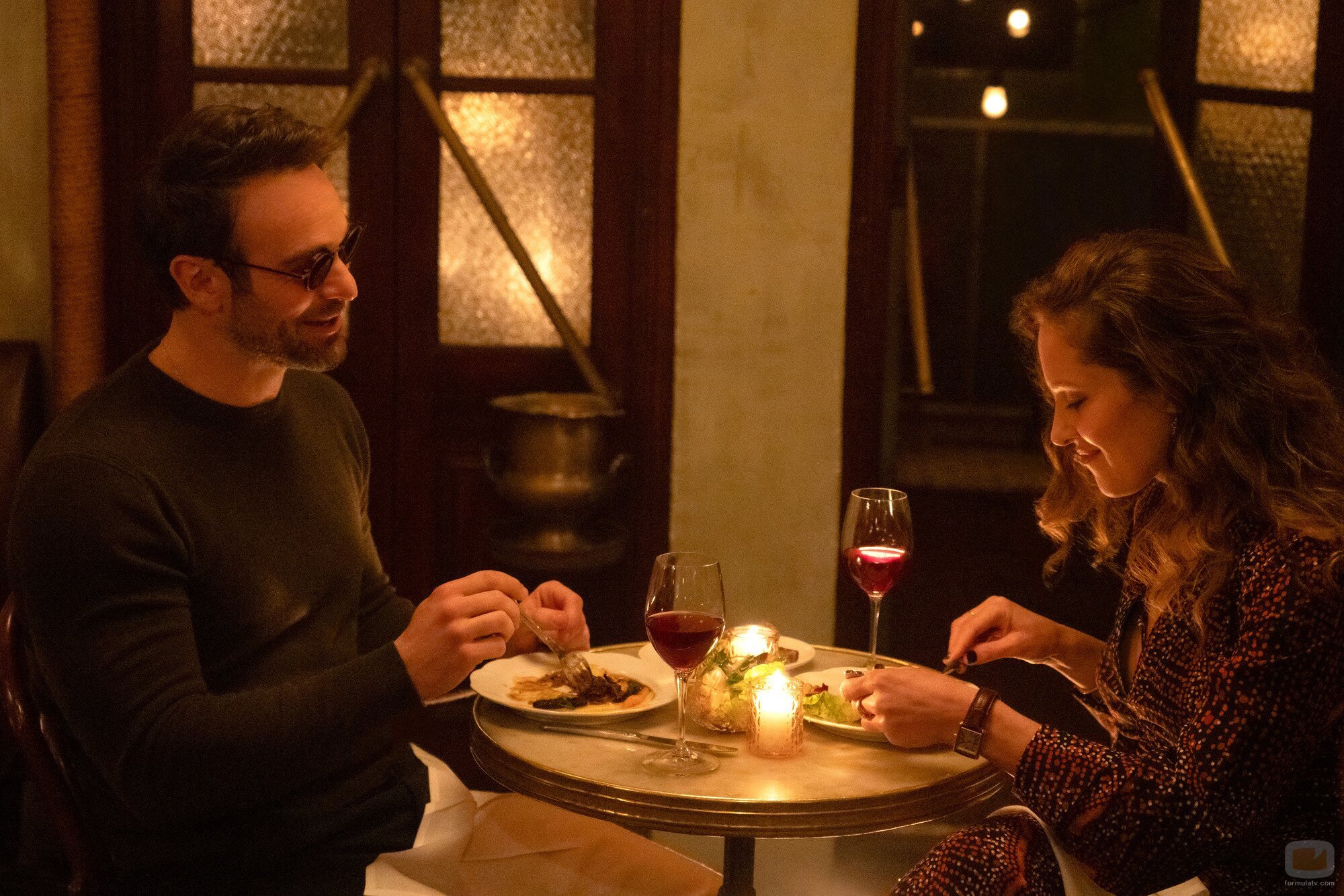 Margarita Levieva y Charlie Cox en 1x02 'Apariencias' de 'Daredevil: Born Again'