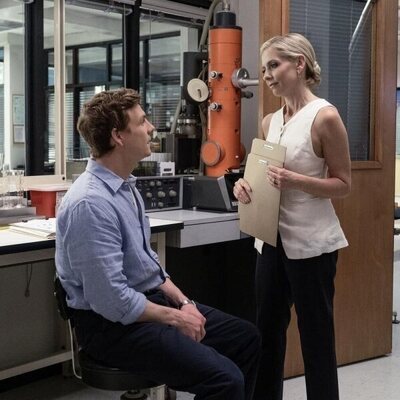Sarah Michelle Gellar en el 1x01 de 'Dexter: Pecado original'