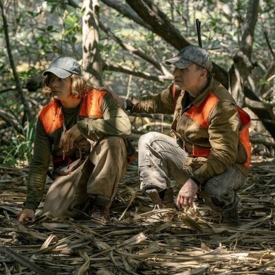 Foto de Christian Slater y Patrick Gibson en Capítulo 1 titulado 'Y al principio...' de 'Dexter: Pecado original'
