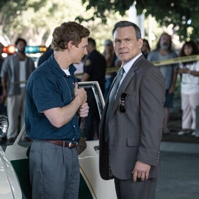 Christian Slater y Patrick Gibson en 1x01 'Y al principio...' de 'Dexter: Pecado original'