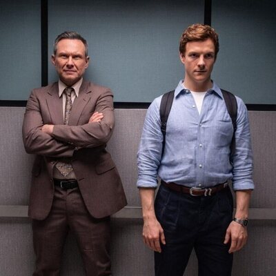 Imagen de Christian Slater y Patrick Gibson en 1x01 'Y al principio...' de 'Dexter: Pecado original'