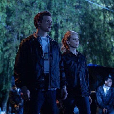 Sarah Michelle Gellar y Patrick Gibson en Capítulo 1 titulado 'Y al principio...' de 'Dexter: Pecado original'