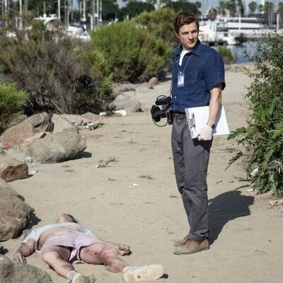 Escena de Patrick Gibson en 1x01 titulado 'Y al principio...' de 'Dexter: Pecado original'