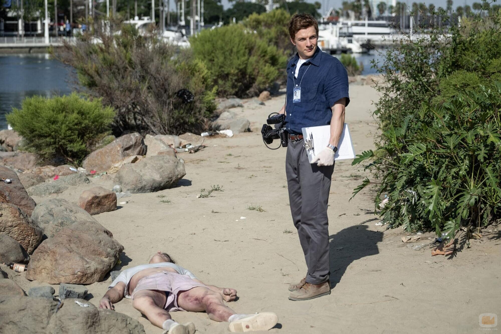 Escena de Patrick Gibson en 1x01 titulado 'Y al principio...' de 'Dexter: Pecado original'