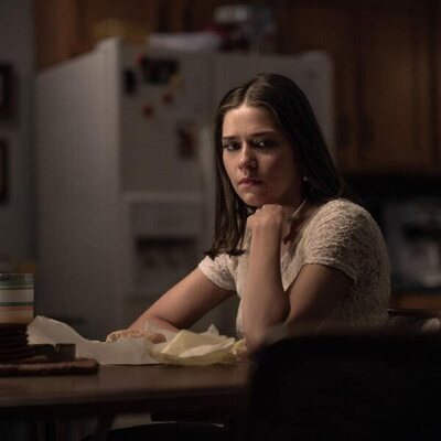 Molly Brown en 1x01 titulado 'Y al principio...' de 'Dexter: Pecado original'