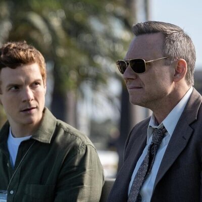 Christian Slater y Patrick Gibson en el 1x01 de 'Dexter: Pecado original'