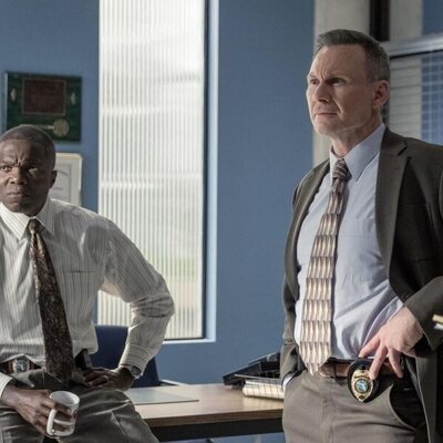 Christian Slater y Reno Wilson en 1x01 titulado 'Y al principio...' de 'Dexter: Pecado original'