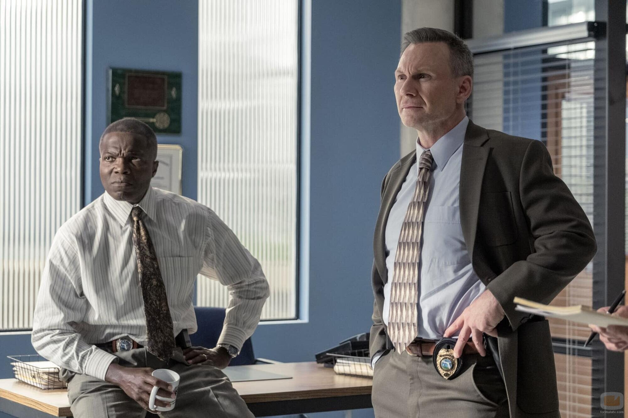 Christian Slater y Reno Wilson en 1x01 titulado 'Y al principio...' de 'Dexter: Pecado original'