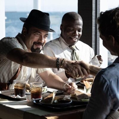 James Martinez y Reno Wilson en 'Y al principio...' de 'Dexter: Pecado original'