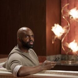 Carl Clemons-Hopkins en 1x01 'No hay línea roja' de 'Hacks'
