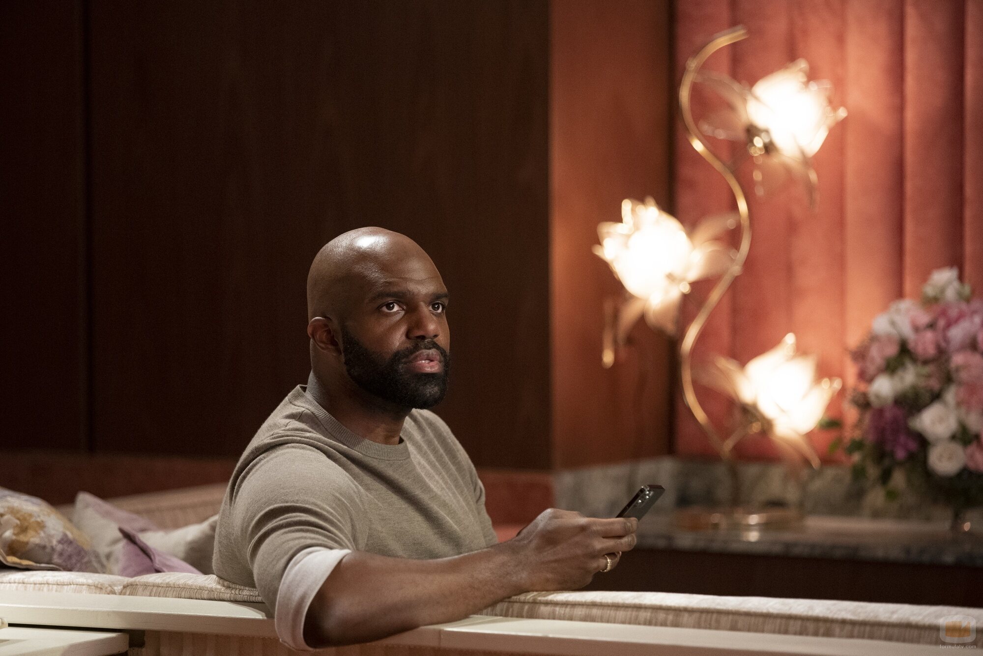 Carl Clemons-Hopkins en 1x01 'No hay línea roja' de 'Hacks'