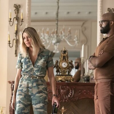Kaitlin Olson y Carl Clemons-Hopkins en la temporada 1 y el capítulo 01 de 'Hacks'