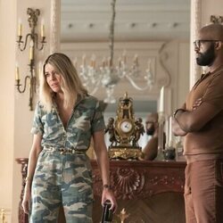 Kaitlin Olson y Carl Clemons-Hopkins en la temporada 1 y el capítulo 01 de 'Hacks'