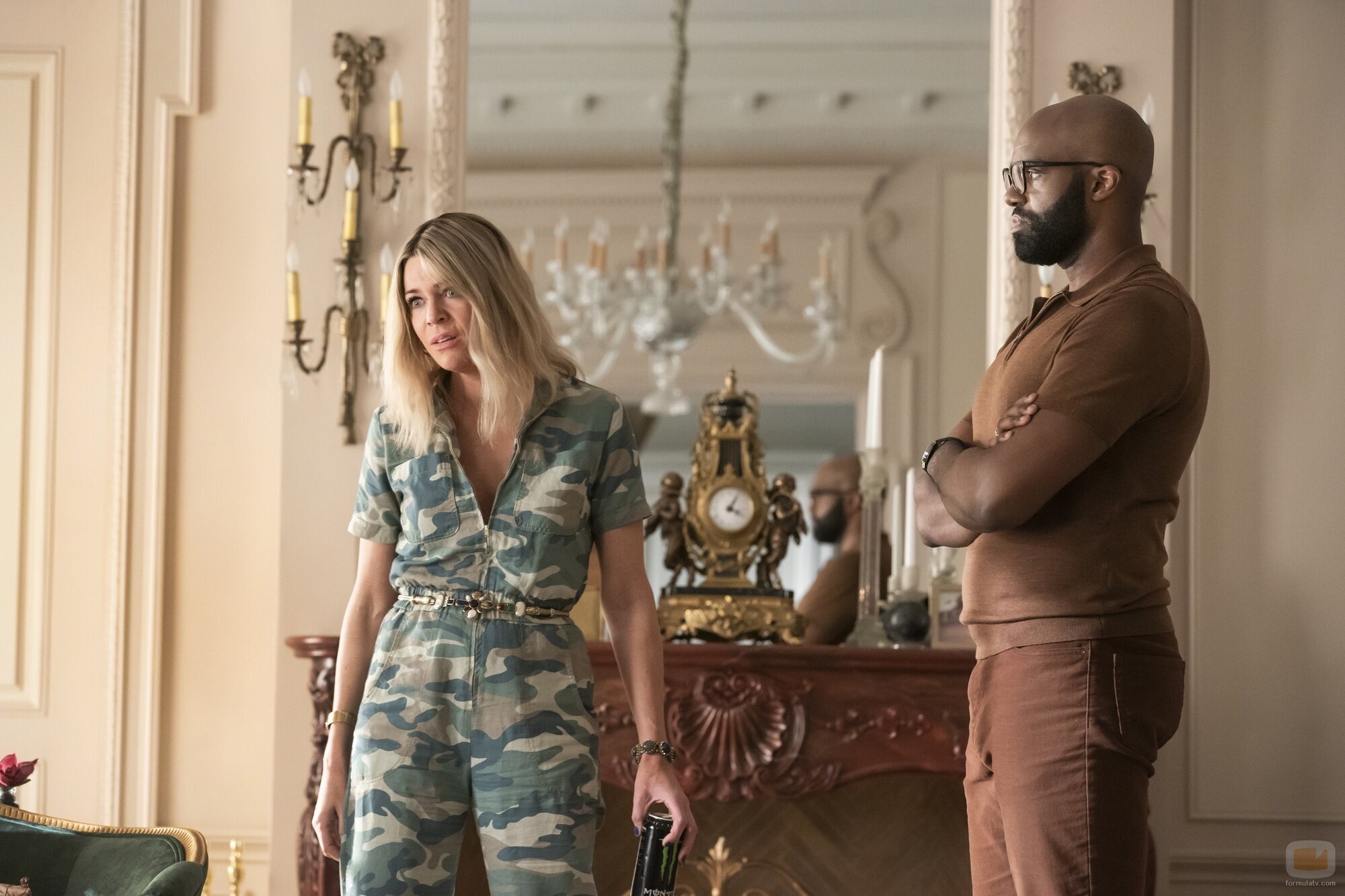 Kaitlin Olson y Carl Clemons-Hopkins en la temporada 1 y el capítulo 01 de 'Hacks'