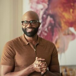 Carl Clemons-Hopkins en el 1x01 de 'Hacks'