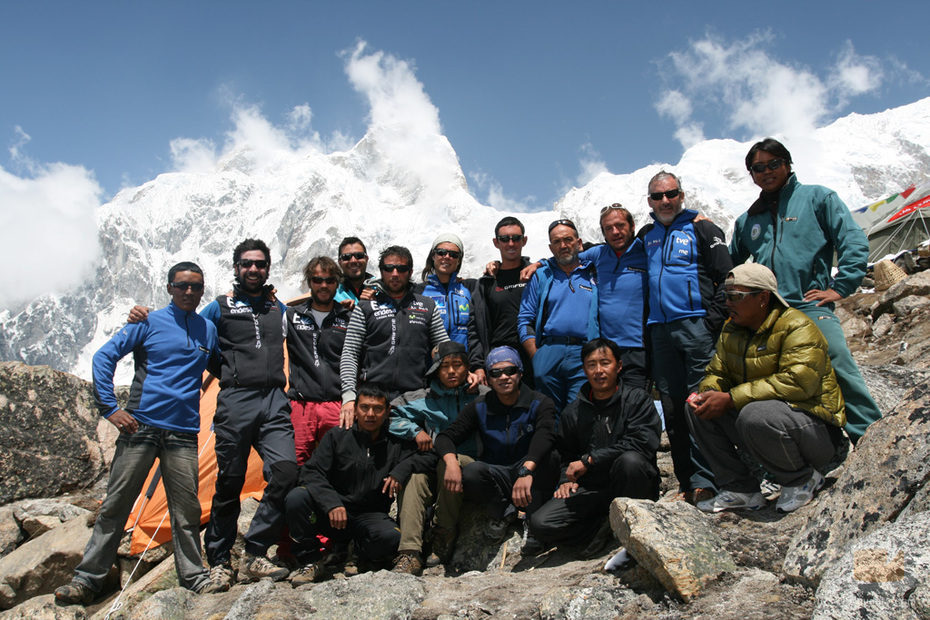 El equipo de 'Al filo de lo imposible' junto al staff nepalí