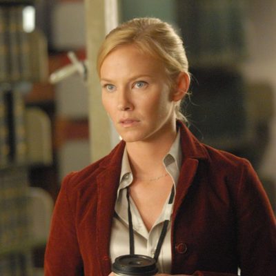 Kelli Giddish es la Dra. Kate McGinn en 'Past Life'