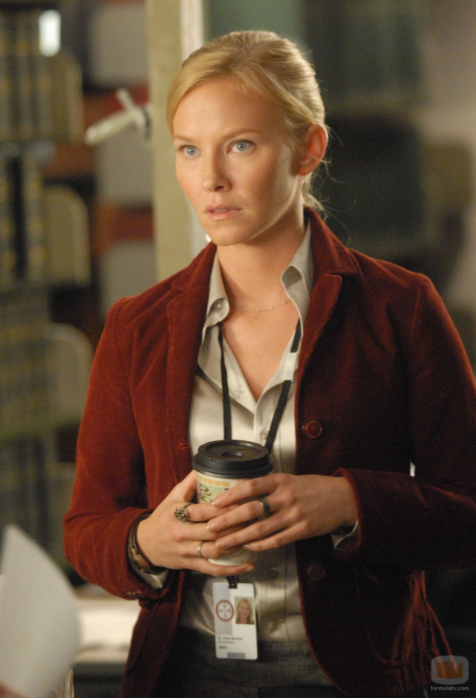 Kelli Giddish es la Dra. Kate McGinn en 'Past Life'