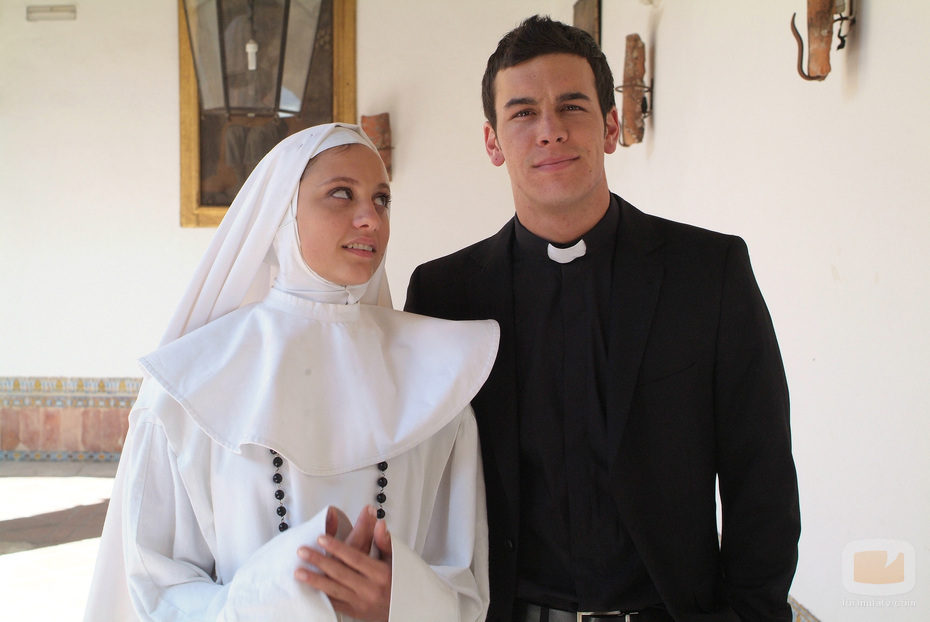 Michelle Jenner y Mario Casas en un capítulo de 'Los hombres de Paco'