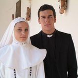 Michelle Jenner y Mario Casas se visten de religiosos en 'Los hombres de Paco'