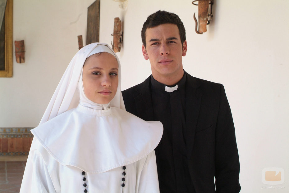Michelle Jenner y Mario Casas se visten de religiosos en 'Los hombres de Paco'