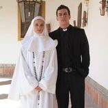 Mario Casas y Michelle Jenner vestidos de cura y monja en 'Los hombres de Paco'