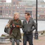 Kelli Giddish y Nicholas Bishop