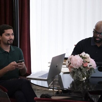 Mark Indelicato y Carl Clemons-Hopkins en 1x02 'Primm' de 'Hacks'