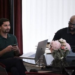Mark Indelicato y Carl Clemons-Hopkins en 1x02 'Primm' de 'Hacks'