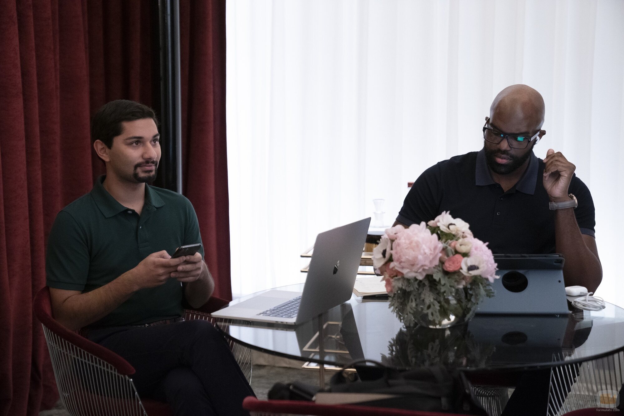 Mark Indelicato y Carl Clemons-Hopkins en 1x02 'Primm' de 'Hacks'