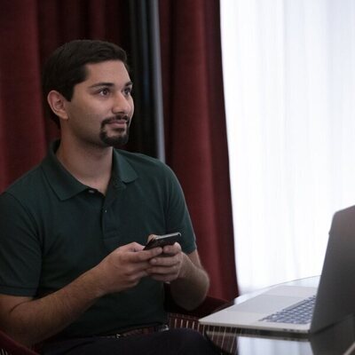 Mark Indelicato en Capítulo 2 titulado 'Primm' de 'Hacks'