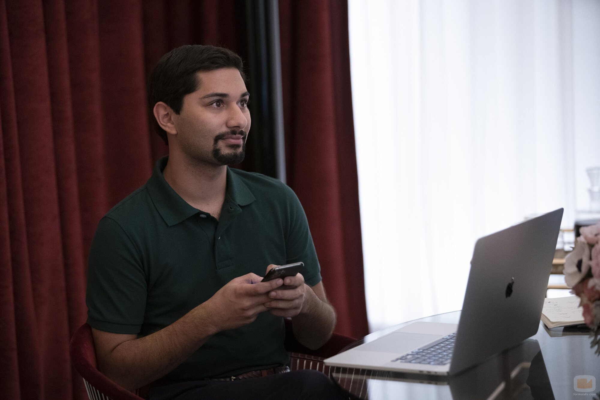 Mark Indelicato en Capítulo 2 titulado 'Primm' de 'Hacks'