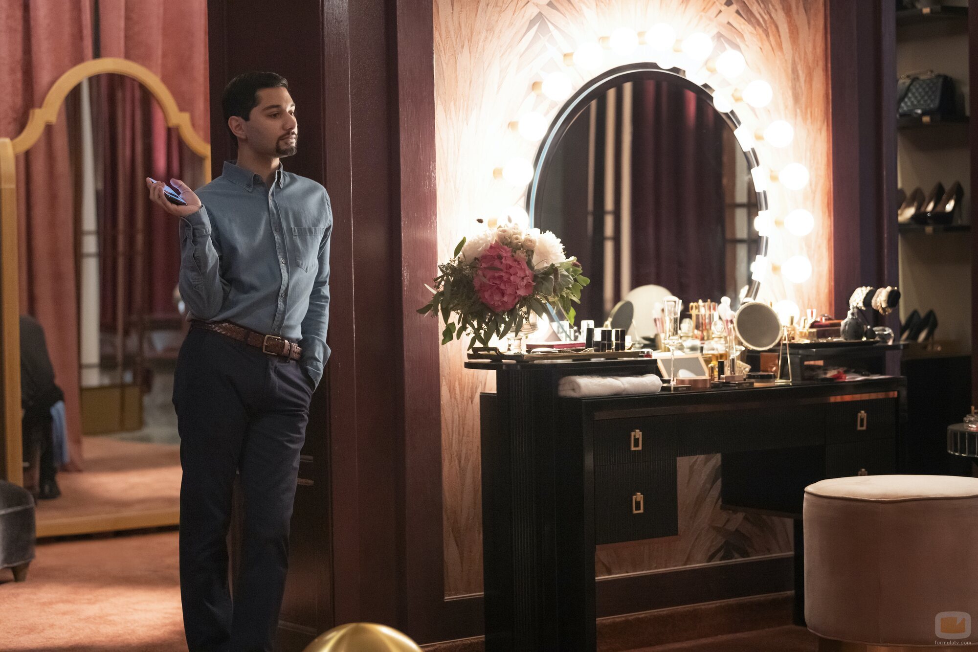Mark Indelicato en el 1x04 de 'Hacks'