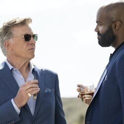 Christopher McDonald y Carl Clemons-Hopkins en 1x04 'D'Joyería' de 'Hacks'
