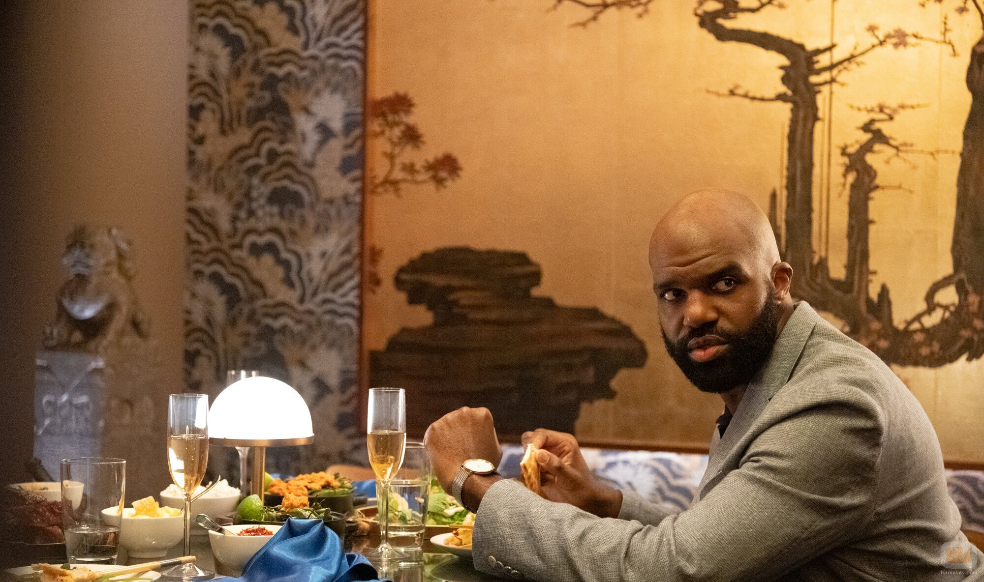 Carl Clemons-Hopkins en Capítulo 5 titulado 'La caída' de 'Hacks'
