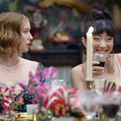 Poppy Liu y Hannah Einbinder en 'El túnel del amor' de 'Hacks'