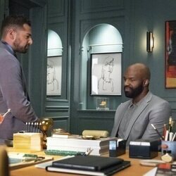 Johnny Sibilly y Carl Clemons-Hopkins en Capítulo 7 titulado 'El túnel del amor' de 'Hacks'
