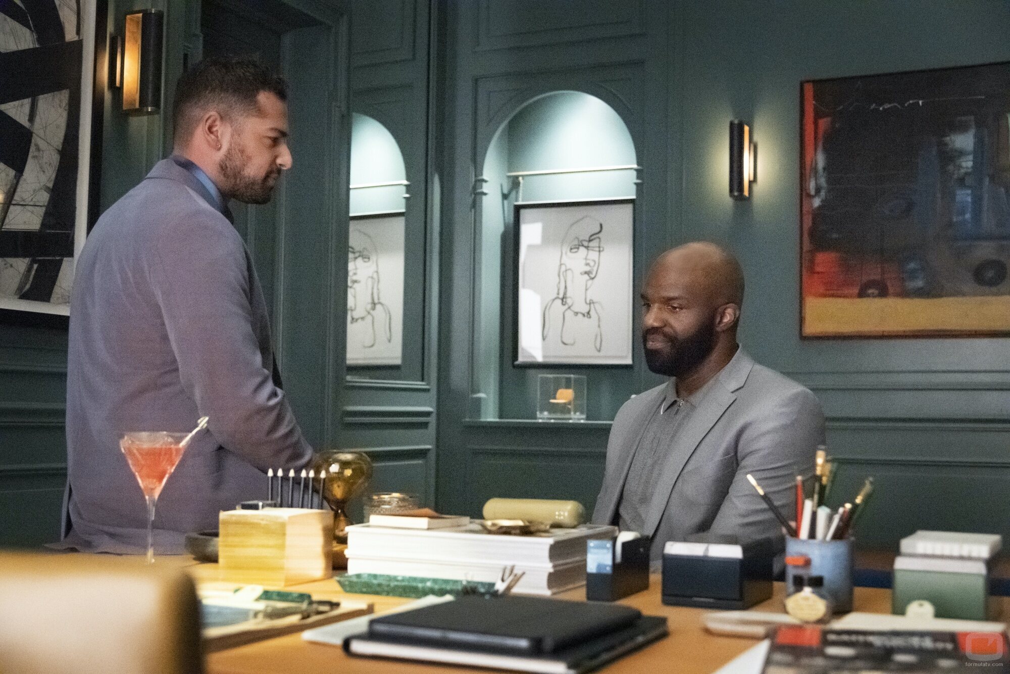 Johnny Sibilly y Carl Clemons-Hopkins en Capítulo 7 titulado 'El túnel del amor' de 'Hacks'