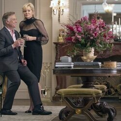 Hannah Einbinder y Christopher McDonald en Capítulo 7 titulado 'El túnel del amor' de 'Hacks'