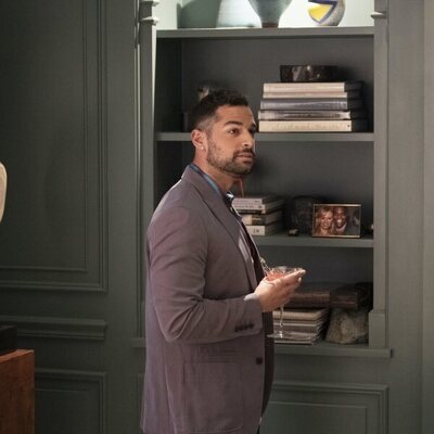 Johnny Sibilly en 'El túnel del amor' de 'Hacks'