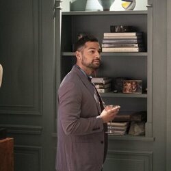 Johnny Sibilly en 'El túnel del amor' de 'Hacks'