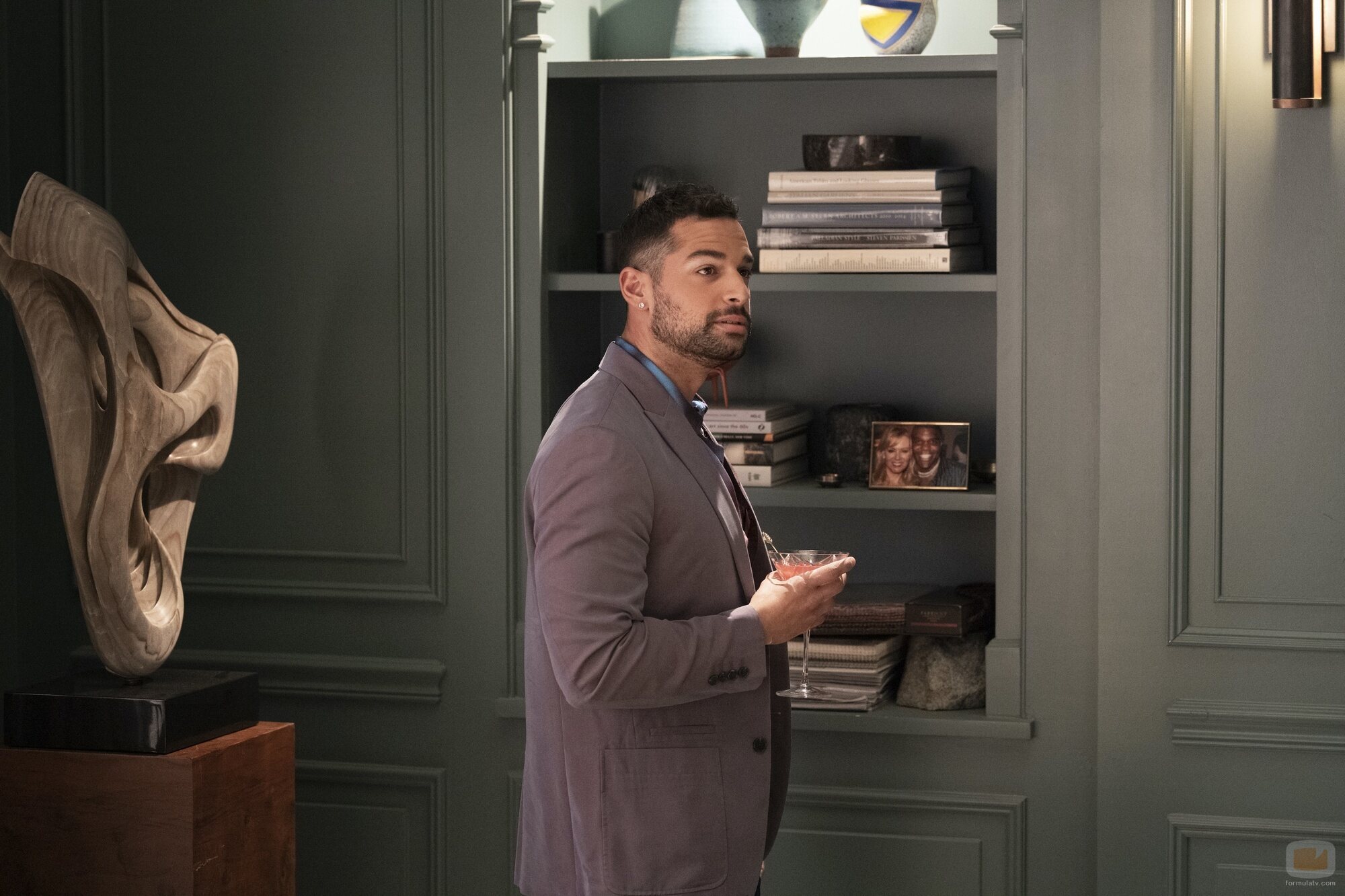 Johnny Sibilly en 'El túnel del amor' de 'Hacks'