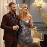 Kaitlin Olson y Jeff Ward en el 1x07 de 'Hacks'