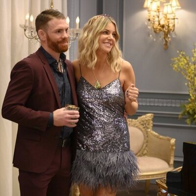 Kaitlin Olson y Jeff Ward en el 1x07 de 'Hacks'