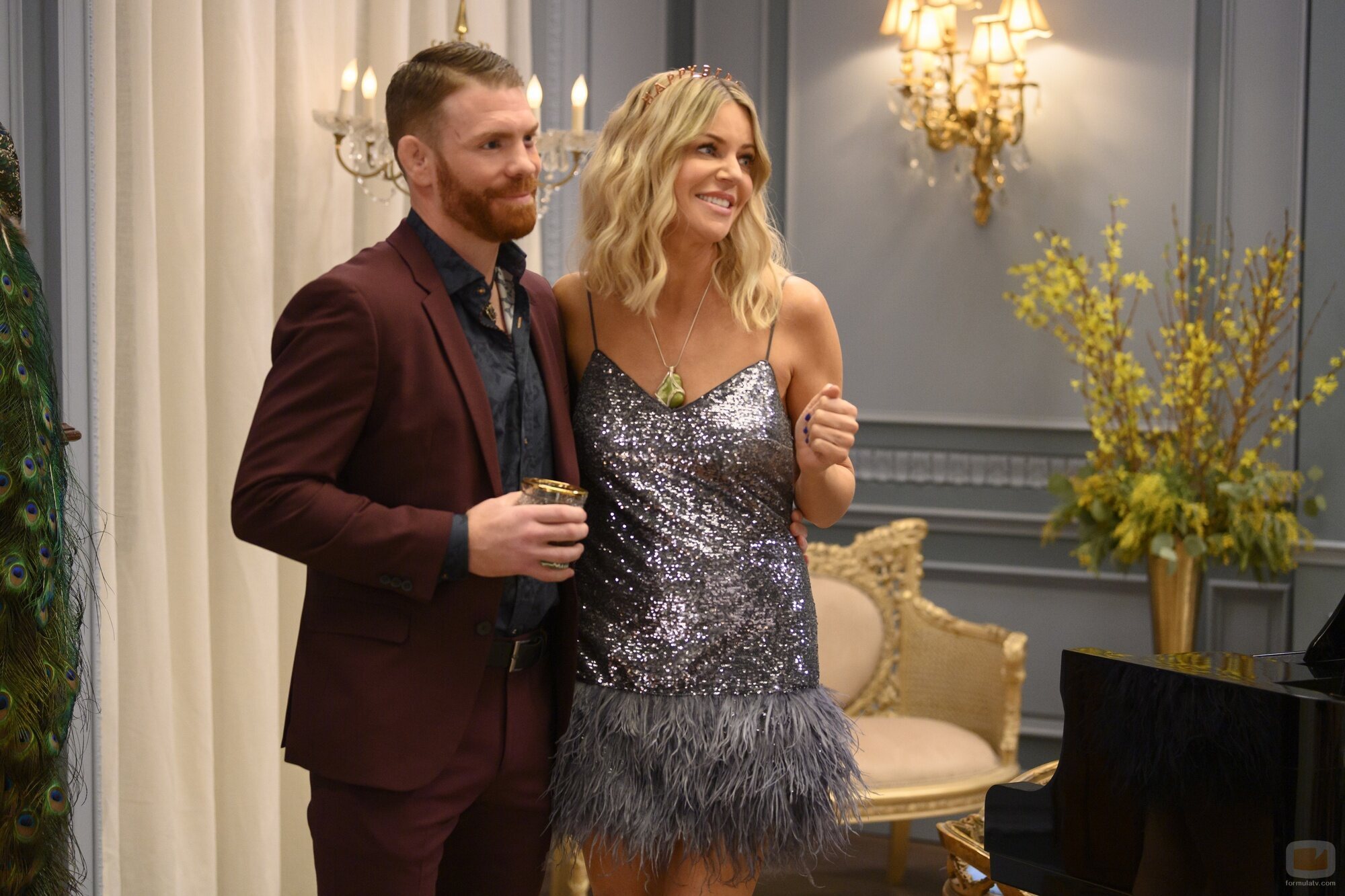 Kaitlin Olson y Jeff Ward en el 1x07 de 'Hacks'