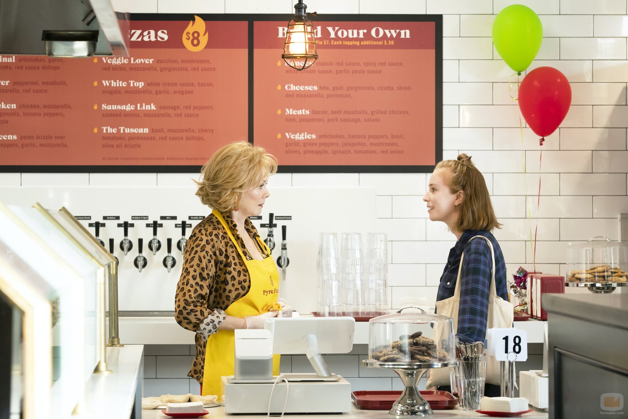 Jean Smart y Hannah Einbinder en la temporada 1 y el capítulo 03 de 'Hacks'